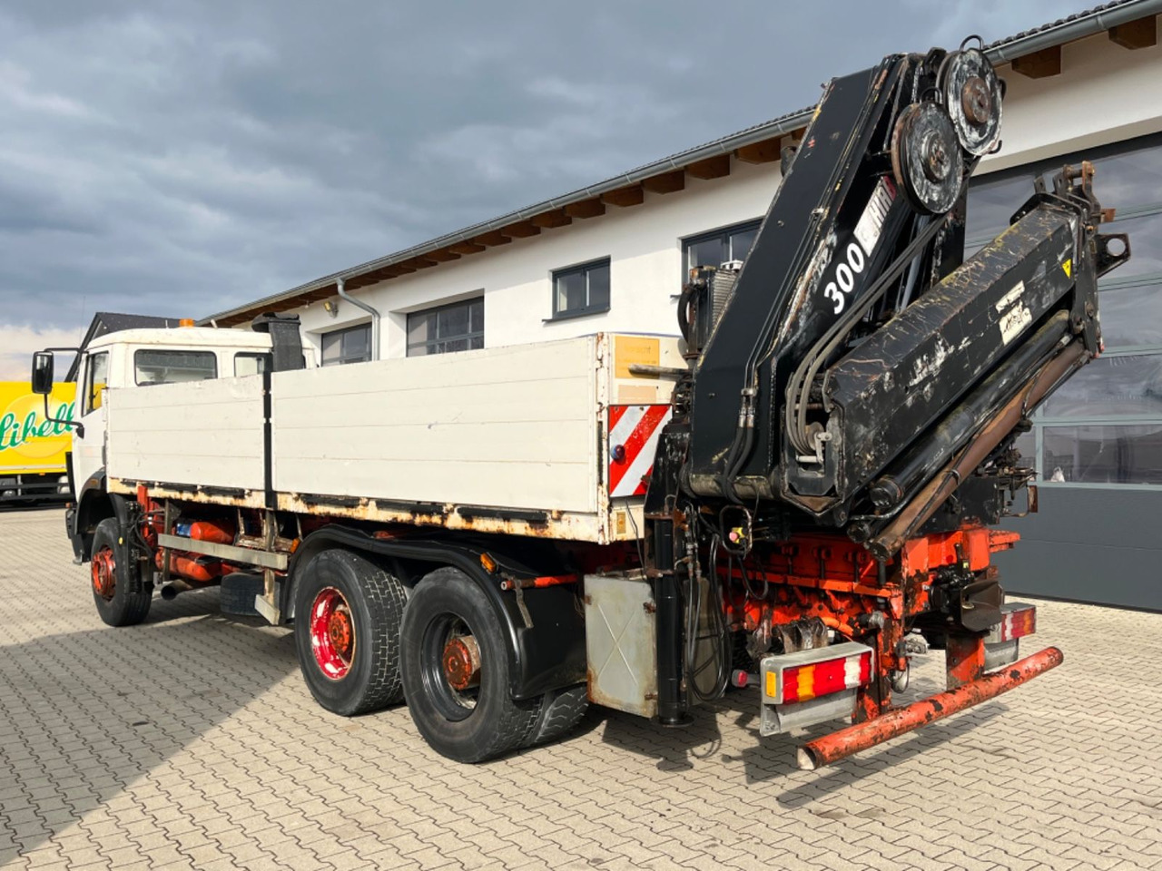 Mercedes-Benz SK 2635 6x4 V8 Pritsche mit HIAB 300-4 - Camión caja abierta, Camión grúa: foto 4 Mercedes-Benz SK 2635 6x4 V8 Pritsche mit HIAB 300-4 - Camión caja abierta, Camión grúa: foto 4