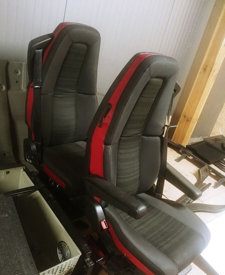 Volvo SET OF 2 PNEUMATIC AIR S, LEFT AND RIGHT, LHD Volvo FH4 - Asiento para Camión: foto 1 Volvo SET OF 2 PNEUMATIC AIR S, LEFT AND RIGHT, LHD Volvo FH4 - Asiento para Camión: foto 1