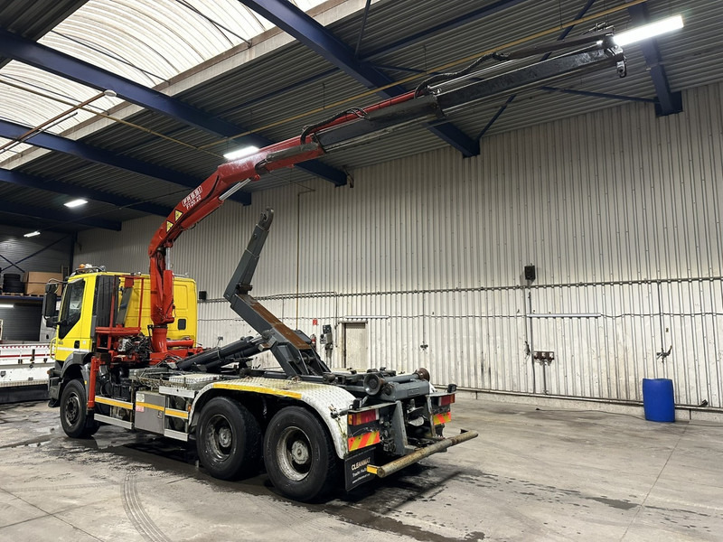 Iveco TRAKKER 350 6x4 HOOKLIFT + CRANE FASSI F120.22 (5/6 F) - *342.000km* - STEEL SPRING / BIG AXLES - AS TRONIC AUTOMATIC GEARBOX - Camión multibasculante, Camión grúa: foto 4 Iveco TRAKKER 350 6x4 HOOKLIFT + CRANE FASSI F120.22 (5/6 F) - *342.000km* - STEEL SPRING / BIG AXLES - AS TRONIC AUTOMATIC GEARBOX - Camión multibasculante, Camión grúa: foto 4
