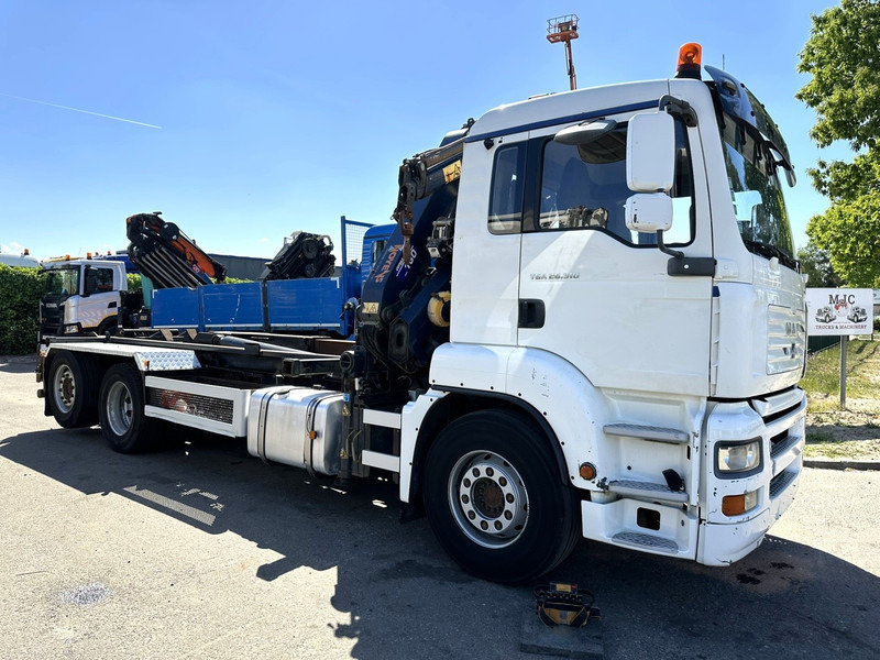 MAN TGA 26.310 6X2 HOOKLIFT + CRANE COPMA 160.4 + JIB J2 + WINCH - RADIO - LIFT + STEERING AXLE - EURO 3 - BE - Camión multibasculante, Camión grúa: foto 2 MAN TGA 26.310 6X2 HOOKLIFT + CRANE COPMA 160.4 + JIB J2 + WINCH - RADIO - LIFT + STEERING AXLE - EURO 3 - BE - Camión multibasculante, Camión grúa: foto 2