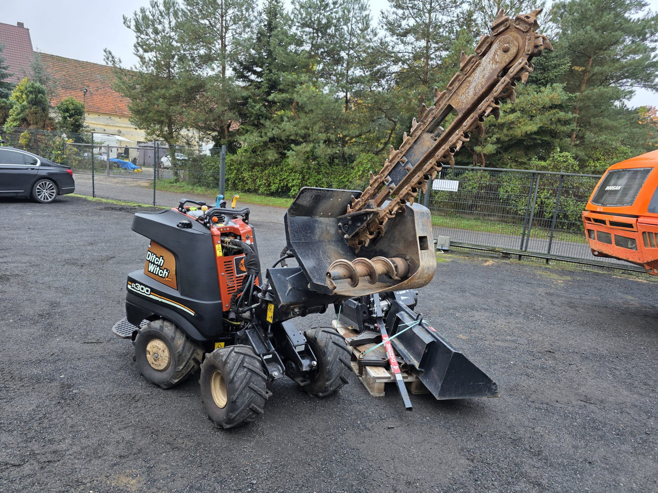 Ditch Witch R300 - Miniexcavadora: foto 1 Ditch Witch R300 - Miniexcavadora: foto 1