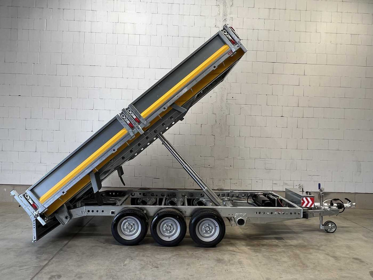 BRIAN_JAMES Cargo Tipper 2 3-Achser Rückwärtskipper - Remolque volquete: foto 1 BRIAN_JAMES Cargo Tipper 2 3-Achser Rückwärtskipper - Remolque volquete: foto 1