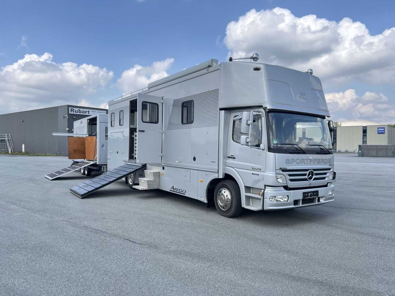 MERCEDES-BENZ Atego 1229 + Anhänger LKW - Camión para caballos: foto 1 MERCEDES-BENZ Atego 1229 + Anhänger LKW - Camión para caballos: foto 1