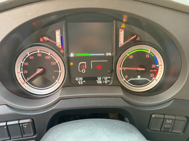 DAF XF 106.460 XF460 4X2 Spacecab / 2 beds / low kilometer / alcoa / full spoilers / ADR - Cabeza tractora: foto 5 DAF XF 106.460 XF460 4X2 Spacecab / 2 beds / low kilometer / alcoa / full spoilers / ADR - Cabeza tractora: foto 5