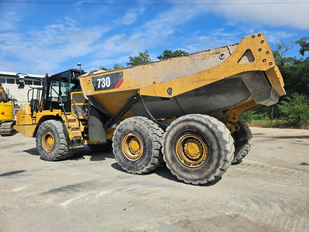 Dúmper articulado CATERPILLAR 730: foto 1