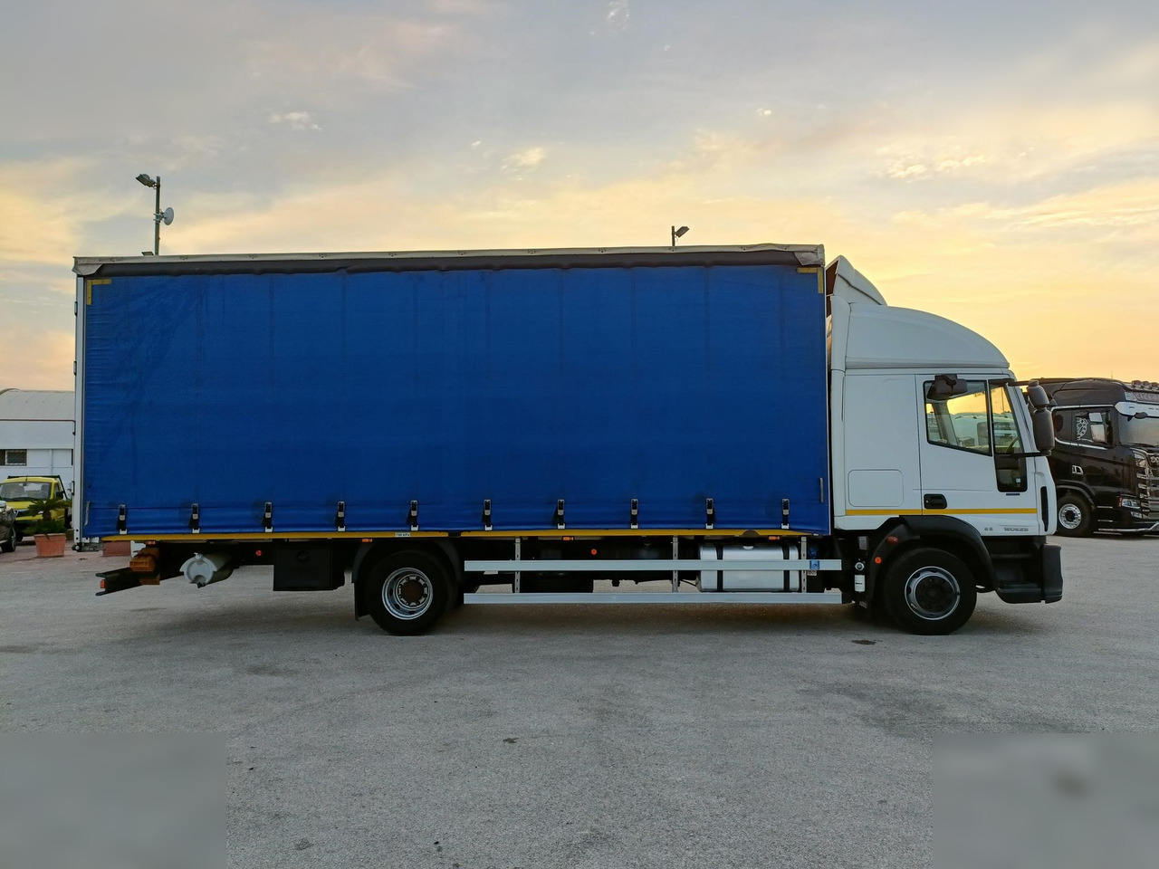 IVECO EUROCARGO 120E25 - Camión lona: foto 4 IVECO EUROCARGO 120E25 - Camión lona: foto 4