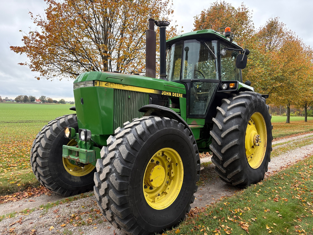John Deere 4055 - Tractor: foto 1 John Deere 4055 - Tractor: foto 1
