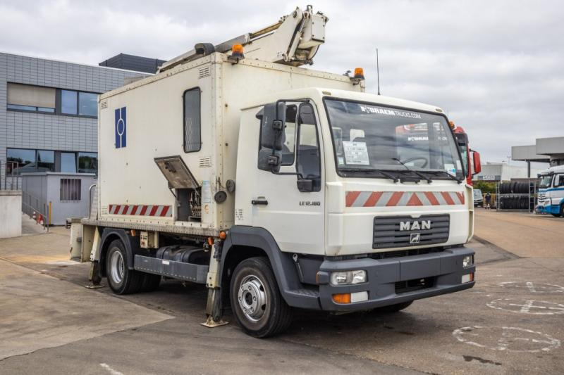 MAN LE 12.180 - COMILEV EN170TPC - Camión con plataforma elevadora: foto 2 MAN LE 12.180 - COMILEV EN170TPC - Camión con plataforma elevadora: foto 2