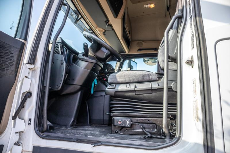Foto del interior 2: Camión lona Mercedes ACTROS 2645 L