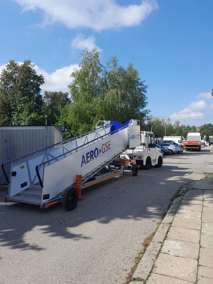 AERO-GSE stairs Towable stairs with the pedestrian movement ( 2,4-3,8m) - Escalera de pasajeros: foto 1 AERO-GSE stairs Towable stairs with the pedestrian movement ( 2,4-3,8m) - Escalera de pasajeros: foto 1