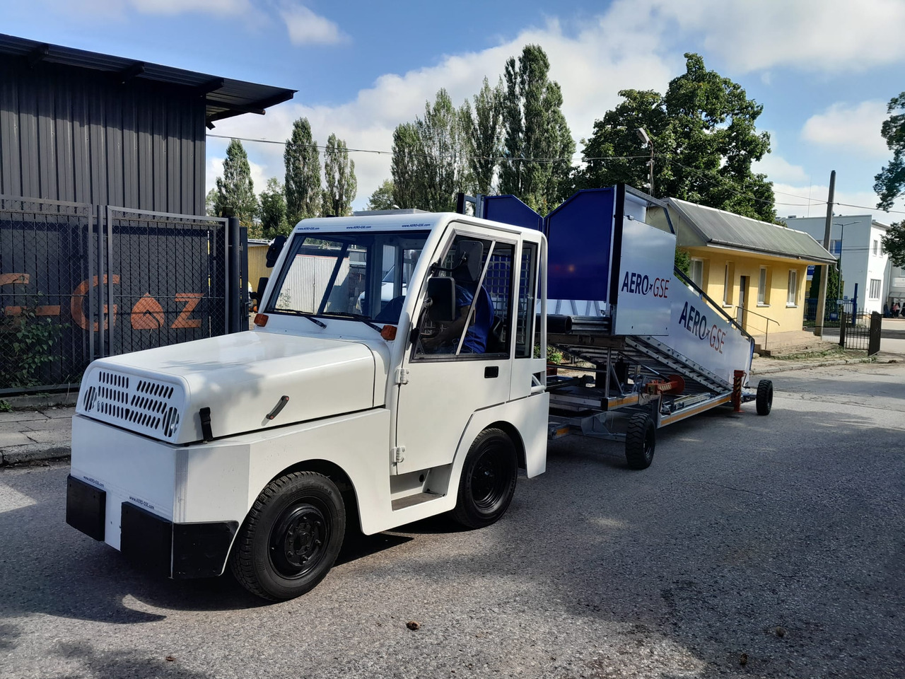 AERO-GSE stairs Towable stairs with the pedestrian movement ( 2,4-3,8m) - Escalera de pasajeros: foto 3 AERO-GSE stairs Towable stairs with the pedestrian movement ( 2,4-3,8m) - Escalera de pasajeros: foto 3