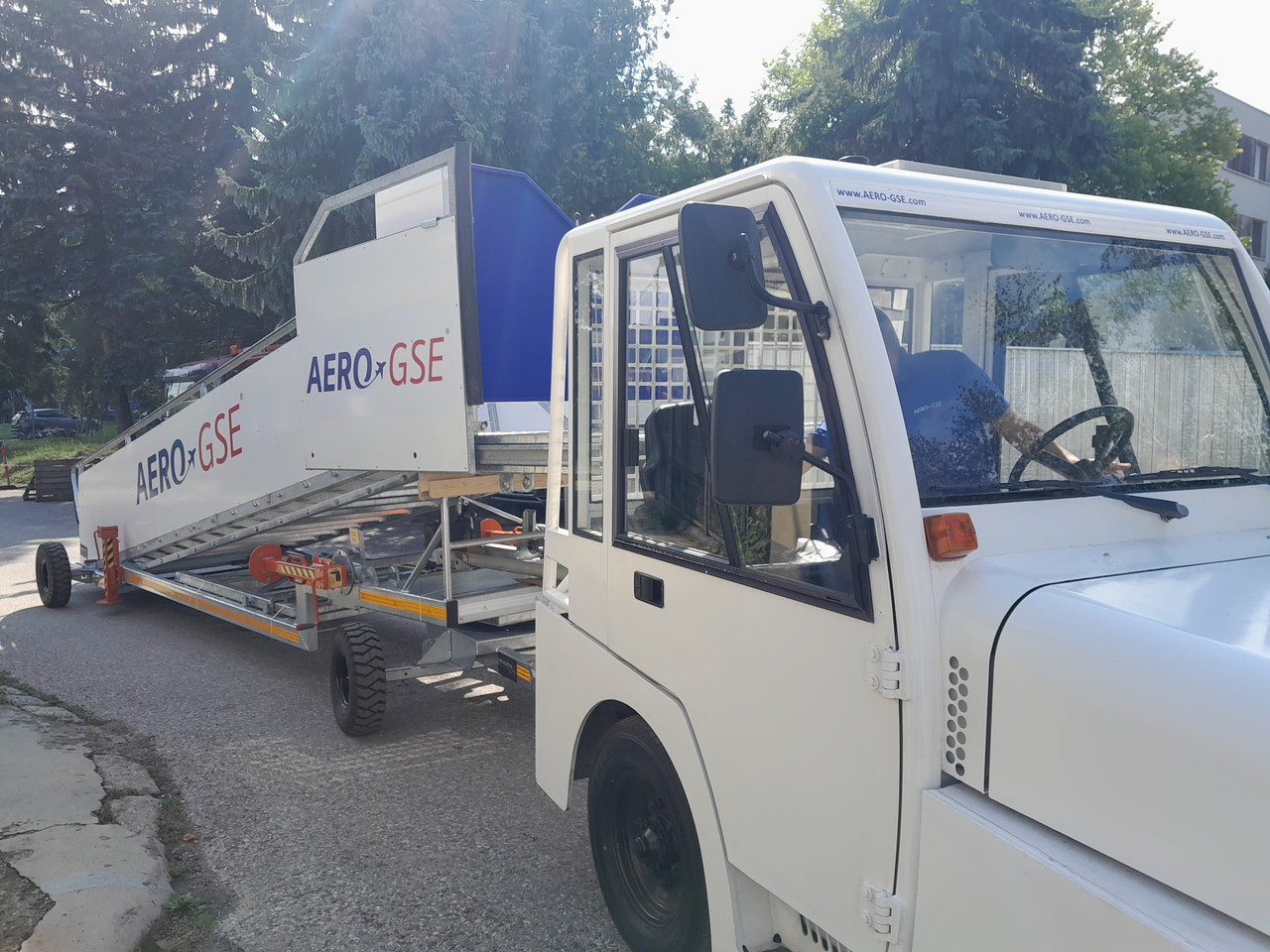 AERO-GSE stairs Towable stairs with the pedestrian movement ( 2,4-3,8m) - Escalera de pasajeros: foto 5 AERO-GSE stairs Towable stairs with the pedestrian movement ( 2,4-3,8m) - Escalera de pasajeros: foto 5