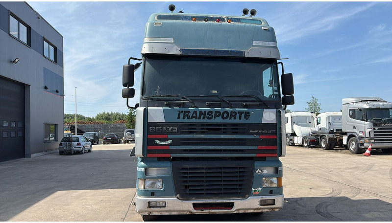DAF XF 95.430 (EURO 3 / MANUAL GEARBOX / BOITE MANUELLE) - Cabeza tractora: foto 2 DAF XF 95.430 (EURO 3 / MANUAL GEARBOX / BOITE MANUELLE) - Cabeza tractora: foto 2
