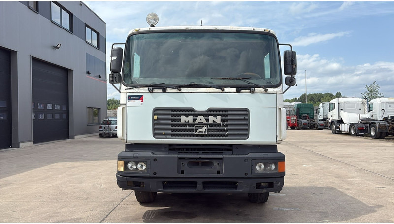 MAN 25.403 (6X2 / 6 CYLINDER / EURO 2 / MANUAL GEARBOX / 8 TYRES) - Cabeza tractora: foto 5 MAN 25.403 (6X2 / 6 CYLINDER / EURO 2 / MANUAL GEARBOX / 8 TYRES) - Cabeza tractora: foto 5