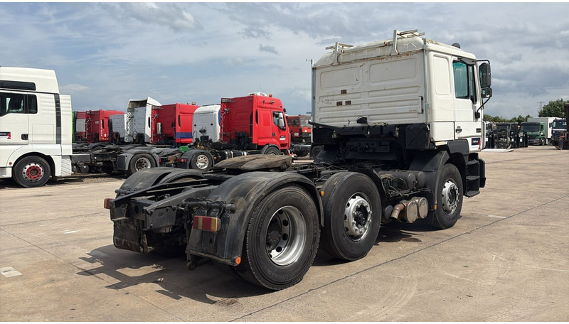 MAN 25.403 (6X2 / 6 CYLINDER / EURO 2 / MANUAL GEARBOX / 8 TYRES) - Cabeza tractora: foto 4 MAN 25.403 (6X2 / 6 CYLINDER / EURO 2 / MANUAL GEARBOX / 8 TYRES) - Cabeza tractora: foto 4