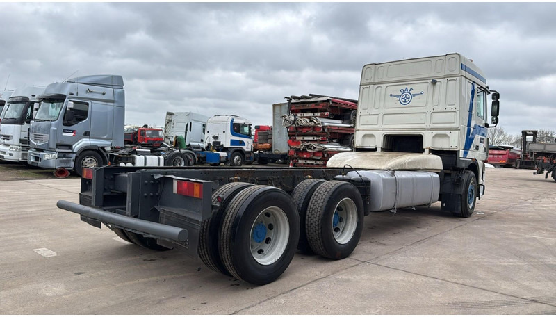 DAF XF 95.430 (EURO 3 / 10 TYRES / 6X2 / MANUAL GEARBOX / BOITE MANUELLE) - Camión chasis: foto 4 DAF XF 95.430 (EURO 3 / 10 TYRES / 6X2 / MANUAL GEARBOX / BOITE MANUELLE) - Camión chasis: foto 4