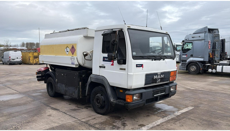 MAN 10.153 (7500L / FULL STEEL / LAMES / BOITE MANUELLE / MANUAL GEARBOX) - Camión cisterna: foto 2 MAN 10.153 (7500L / FULL STEEL / LAMES / BOITE MANUELLE / MANUAL GEARBOX) - Camión cisterna: foto 2