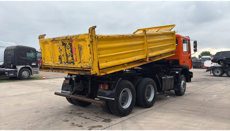 MAN 26.322 (MANUAL PUMP / POMPE MANUELLE / LAMES / STEEL SUSP. / GRAND PONT / BIG AXLE) - Camión volquete: foto 4 MAN 26.322 (MANUAL PUMP / POMPE MANUELLE / LAMES / STEEL SUSP. / GRAND PONT / BIG AXLE) - Camión volquete: foto 4
