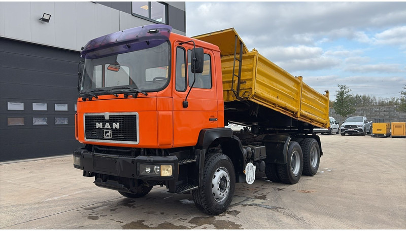 MAN 26.322 (MANUAL PUMP / POMPE MANUELLE / LAMES / STEEL SUSP. / GRAND PONT / BIG AXLE) - Camión volquete: foto 1 MAN 26.322 (MANUAL PUMP / POMPE MANUELLE / LAMES / STEEL SUSP. / GRAND PONT / BIG AXLE) - Camión volquete: foto 1