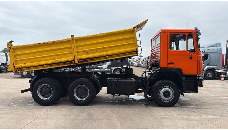 MAN 26.322 (MANUAL PUMP / POMPE MANUELLE / LAMES / STEEL SUSP. / GRAND PONT / BIG AXLE) - Camión volquete: foto 3 MAN 26.322 (MANUAL PUMP / POMPE MANUELLE / LAMES / STEEL SUSP. / GRAND PONT / BIG AXLE) - Camión volquete: foto 3
