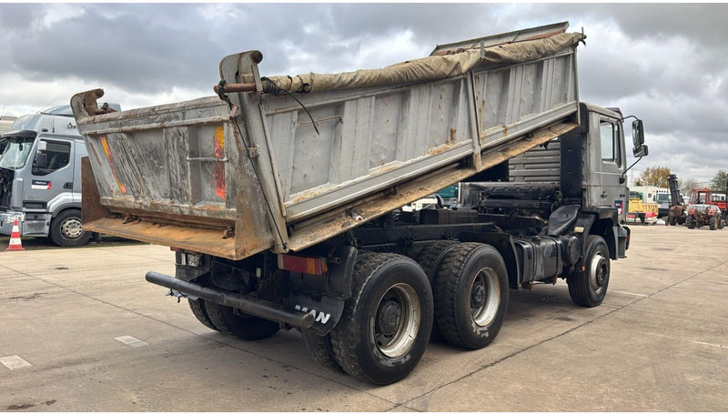 MAN 26.372 (MANUAL PUMP / POMPE MANUELLE / LAMES / GRAND PONT / STEEL SUSP. / 6 CYLINDER) - Camión volquete: foto 4 MAN 26.372 (MANUAL PUMP / POMPE MANUELLE / LAMES / GRAND PONT / STEEL SUSP. / 6 CYLINDER) - Camión volquete: foto 4