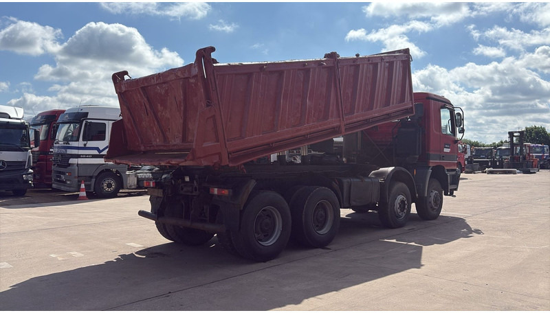 Mercedes-Benz ACTROS 3243 (8X6 / LAMES / GRAND PONT / GRAND BENNE / 3 PONTS / TRES BONNE ETAT) - Camión volquete: foto 5 Mercedes-Benz ACTROS 3243 (8X6 / LAMES / GRAND PONT / GRAND BENNE / 3 PONTS / TRES BONNE ETAT) - Camión volquete: foto 5