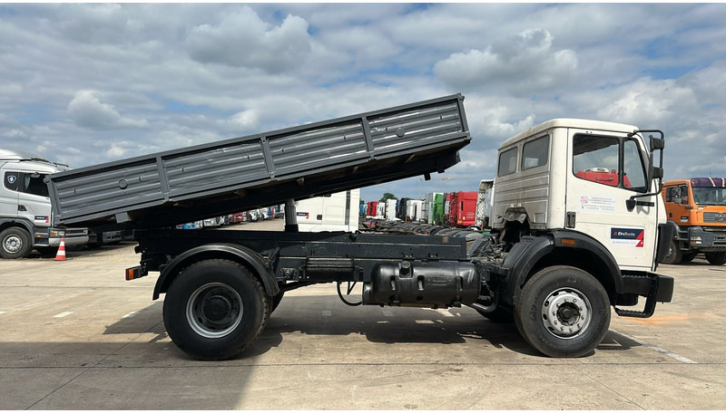 Mercedes-Benz SK 1722 (LAMES / GRAND PONT / V6 / BOITE MANUELLE / POMPE MANUELLE) - Camión volquete: foto 4 Mercedes-Benz SK 1722 (LAMES / GRAND PONT / V6 / BOITE MANUELLE / POMPE MANUELLE) - Camión volquete: foto 4