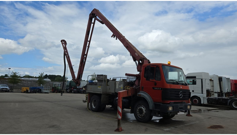 Mercedes-Benz SK 1824 (V6 / LAMES / GRAND PONT / PUTZMEISTER 24M/ JOYSTICK / RADIO) - Camión bomba de hormigón: foto 3 Mercedes-Benz SK 1824 (V6 / LAMES / GRAND PONT / PUTZMEISTER 24M/ JOYSTICK / RADIO) - Camión bomba de hormigón: foto 3