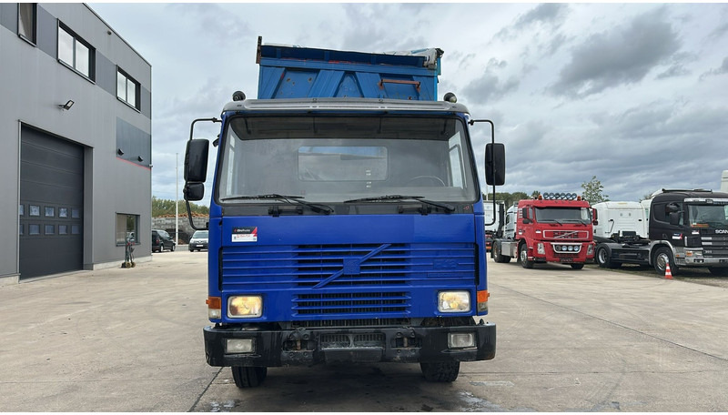 Volvo FL 12.380 (8X4 /STEEL SUSP. / BOITE MANUELLE / MANUAL GEARBOX) - Camión volquete: foto 2 Volvo FL 12.380 (8X4 /STEEL SUSP. / BOITE MANUELLE / MANUAL GEARBOX) - Camión volquete: foto 2