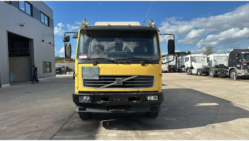 Volvo FL 6-18 (12400 LITERS / 3 COMPARTIMENTS / EURO 2 / STEEL SUSP. / LAMES) - Camión cisterna: foto 2 Volvo FL 6-18 (12400 LITERS / 3 COMPARTIMENTS / EURO 2 / STEEL SUSP. / LAMES) - Camión cisterna: foto 2