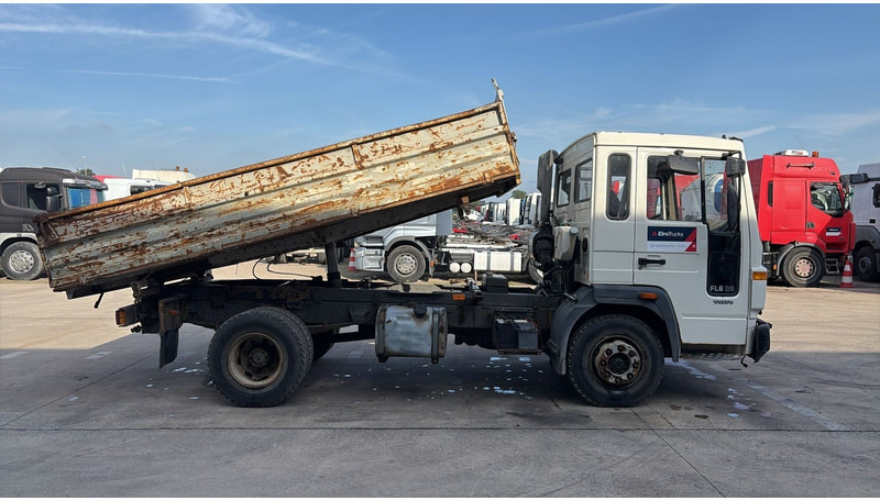 Volvo FL 6 - 8 (MANUAL PUMP / POMPE MANUELLE) - Camión volquete: foto 3 Volvo FL 6 - 8 (MANUAL PUMP / POMPE MANUELLE) - Camión volquete: foto 3