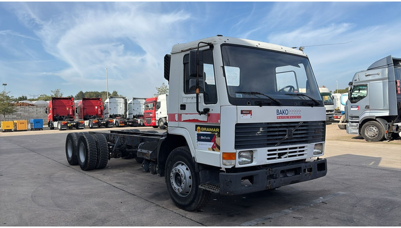 Volvo FL 7 (6X4 / LAMES / POMPE MANUELLE / MANUAL PUMP / STEEL SUSP.) - Camión chasis: foto 3 Volvo FL 7 (6X4 / LAMES / POMPE MANUELLE / MANUAL PUMP / STEEL SUSP.) - Camión chasis: foto 3