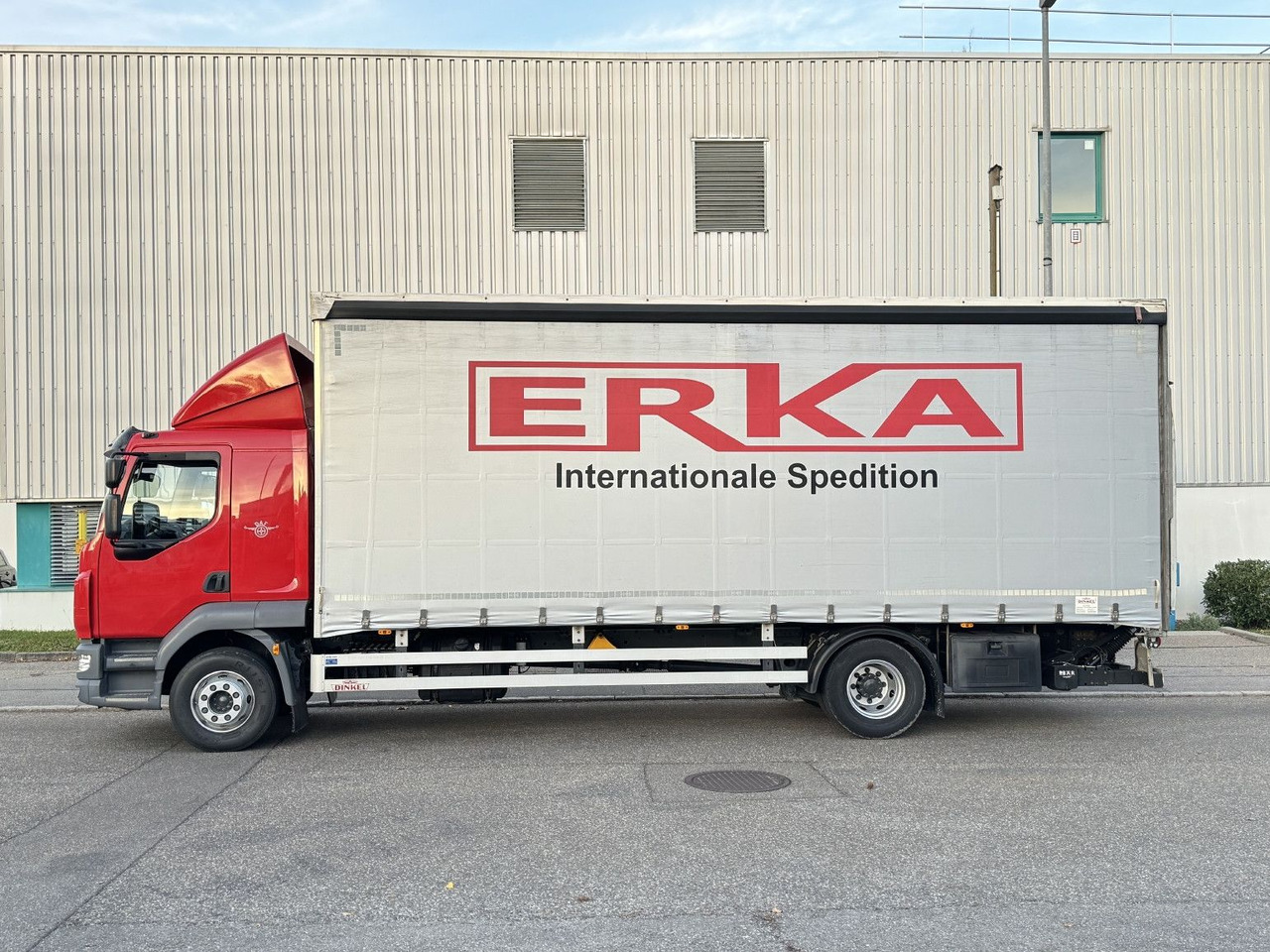 DAF LF 290 FA 16t L-Haus Schiebeplane 7,3m LBW AHK - Camión lona: foto 4 DAF LF 290 FA 16t L-Haus Schiebeplane 7,3m LBW AHK - Camión lona: foto 4