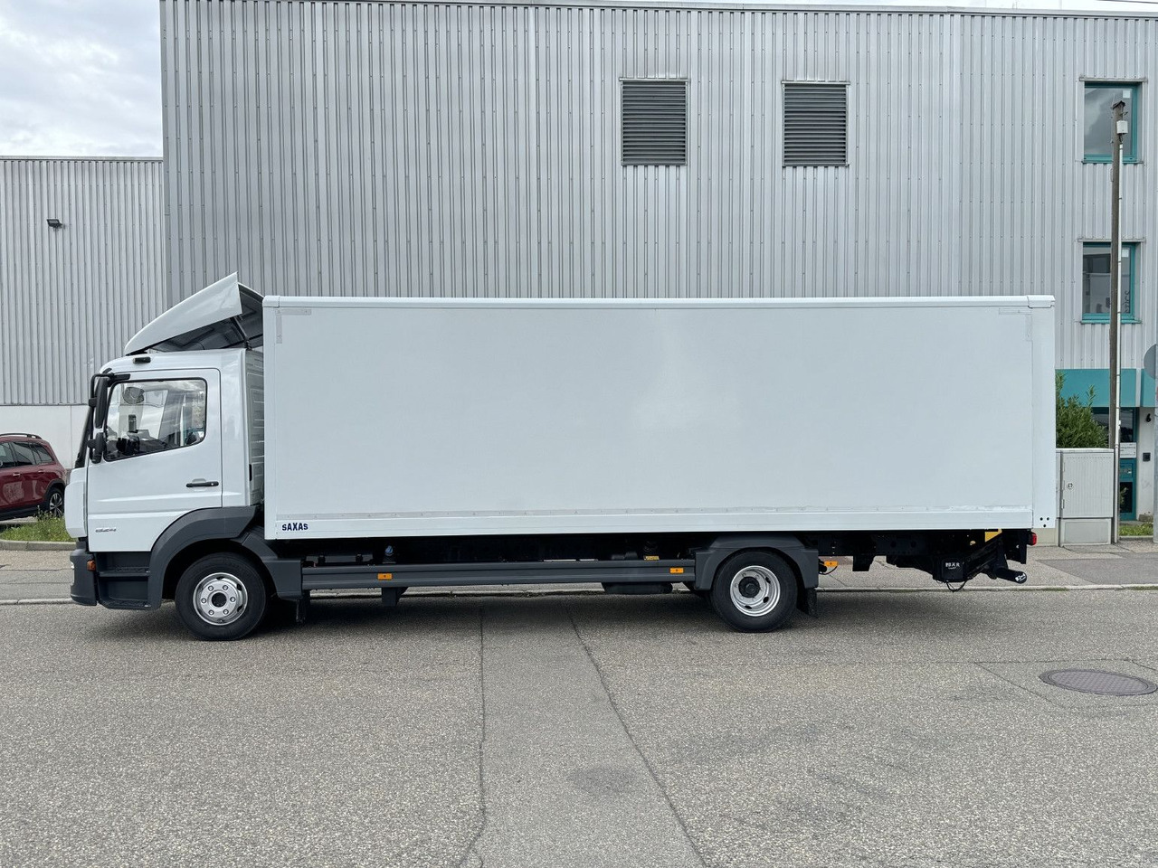 Mercedes-Benz Atego 824L Koffer 7,1m LBW Klima Diff. Sperre - Furgoneta caja cerrada: foto 4 Mercedes-Benz Atego 824L Koffer 7,1m LBW Klima Diff. Sperre - Furgoneta caja cerrada: foto 4