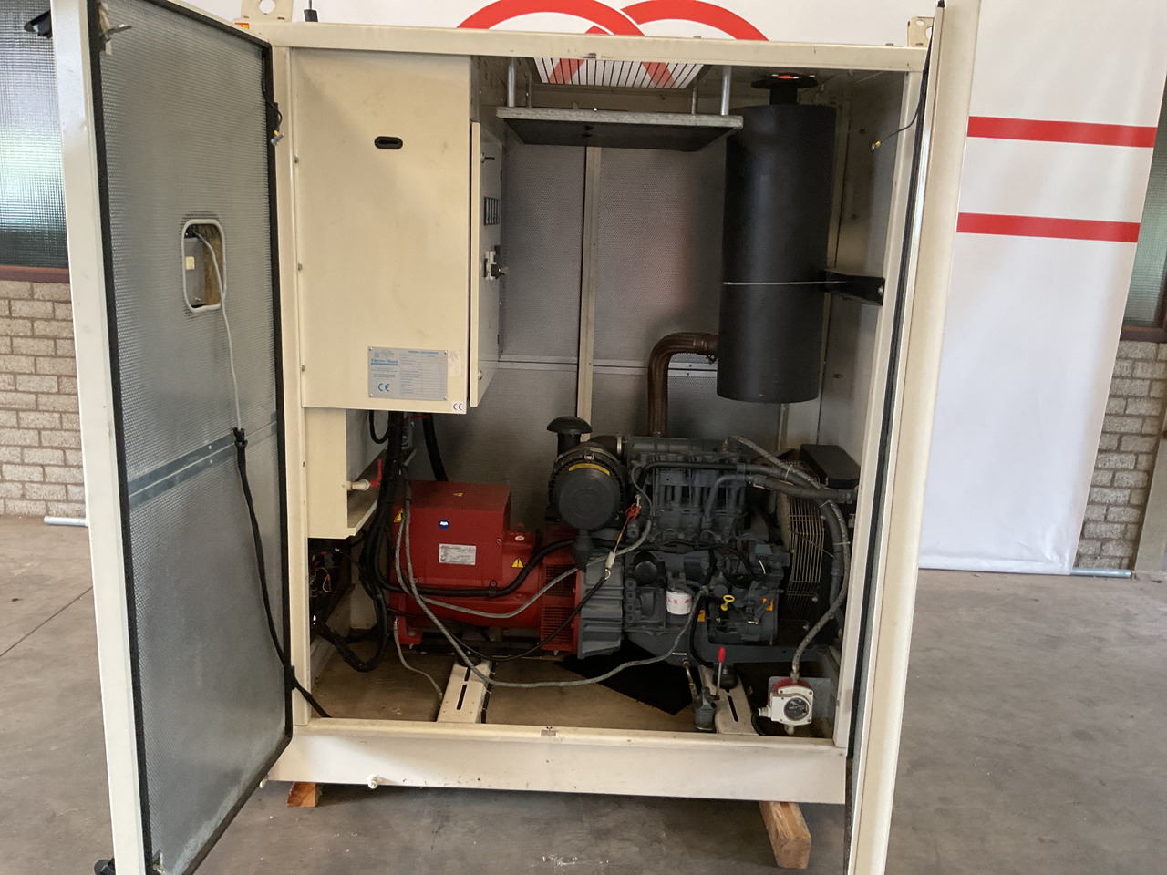 Deutz F3M1011F, 45KVA generatorset. Like brand new. Low standby hours - Generador industriale: foto 3 Deutz F3M1011F, 45KVA generatorset. Like brand new. Low standby hours - Generador industriale: foto 3