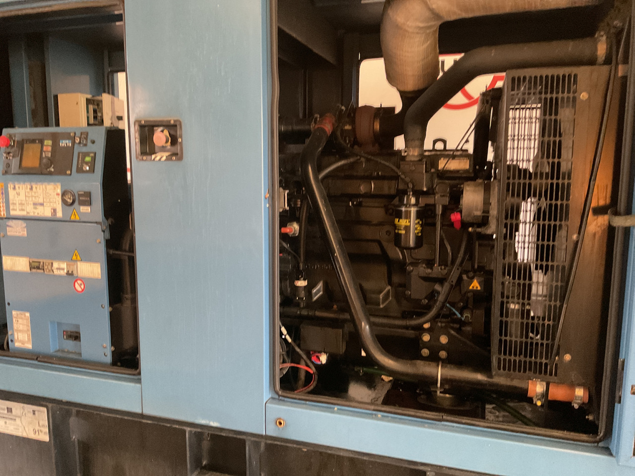 John Deere 6068, SDMO, 165KVA generatorset. Like brand new. And with hudge diesel tank! - Generador industriale: foto 3 John Deere 6068, SDMO, 165KVA generatorset. Like brand new. And with hudge diesel tank! - Generador industriale: foto 3