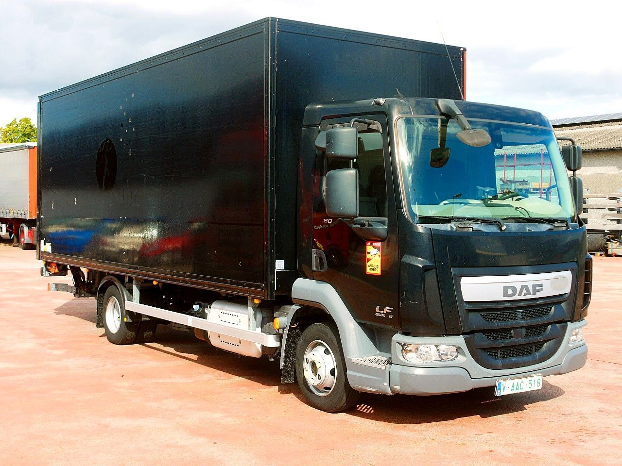 DAF LF FA 180 MEUBEL KOFFER LBW LUFT FEDERUNG AIRCO - Camión caja cerrada: foto 2 DAF LF FA 180 MEUBEL KOFFER LBW LUFT FEDERUNG AIRCO - Camión caja cerrada: foto 2