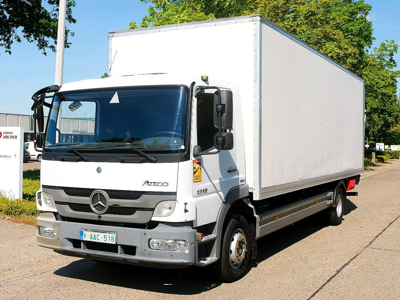 Mercedes-Benz 1318 ATEGO MEUBEL KOFFER LBW MANUAL LUFTFEDERNG - Camión caja cerrada: foto 1 Mercedes-Benz 1318 ATEGO MEUBEL KOFFER LBW MANUAL LUFTFEDERNG - Camión caja cerrada: foto 1