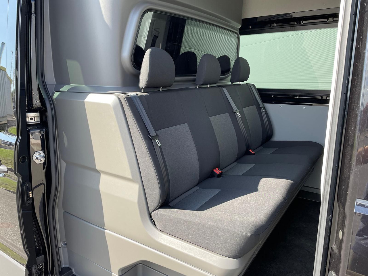 Volkswagen Crafter 35 Kasten PLUS L4H3 6SITZE MIXTO NAV AHK - Furgón, Furgoneta combi: foto 2 Volkswagen Crafter 35 Kasten PLUS L4H3 6SITZE MIXTO NAV AHK - Furgón, Furgoneta combi: foto 2