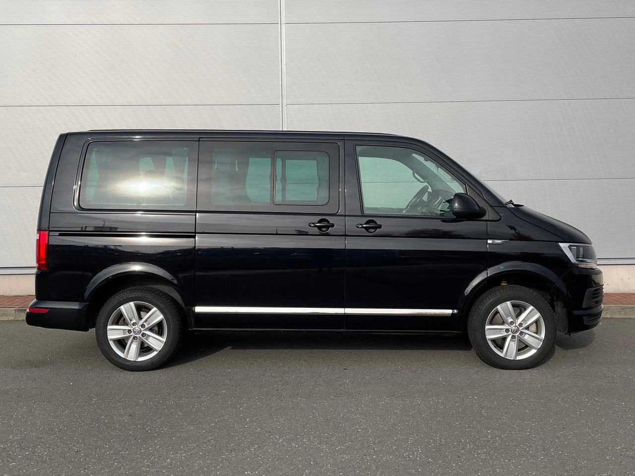 Volkswagen T6 Multivan Comfortline 4M AHK STANDHZ SITZH DAB - Minibús, Furgoneta de pasajeros: foto 5 Volkswagen T6 Multivan Comfortline 4M AHK STANDHZ SITZH DAB - Minibús, Furgoneta de pasajeros: foto 5