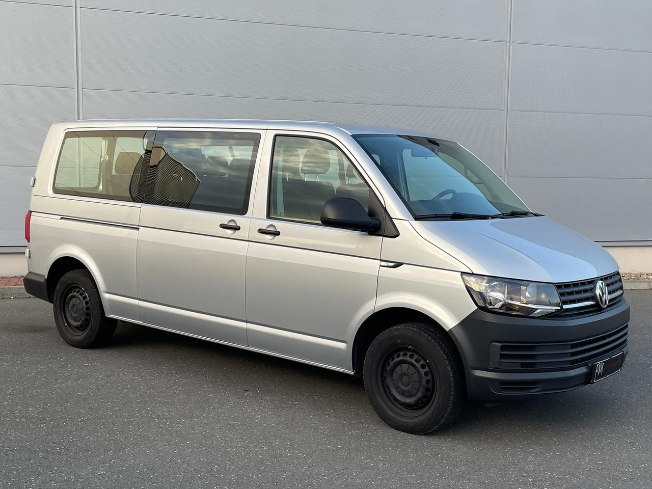 Volkswagen T6 Transporter 2.0 TDI Kombi lang 9-SITZER SITZH - Coche: foto 2 Volkswagen T6 Transporter 2.0 TDI Kombi lang 9-SITZER SITZH - Coche: foto 2