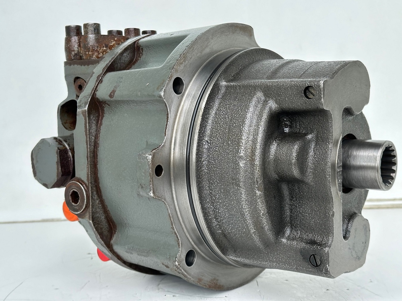 Liebherr Hydraulikeinbaumotor CMVE O 108. ID-Nr.10118562 - ID-Nr.10132610 - ID-Nr.10129048. LOS1916, LOS916, LOS926, R906, R916, R918, R920, R922, R924, R926COMP, R926, R936. #28314# - Motor hidráulico para Maquinaria de construcción: foto 1 Liebherr Hydraulikeinbaumotor CMVE O 108. ID-Nr.10118562 - ID-Nr.10132610 - ID-Nr.10129048. LOS1916, LOS916, LOS926, R906, R916, R918, R920, R922, R924, R926COMP, R926, R936. #28314# - Motor hidráulico para Maquinaria de construcción: foto 1