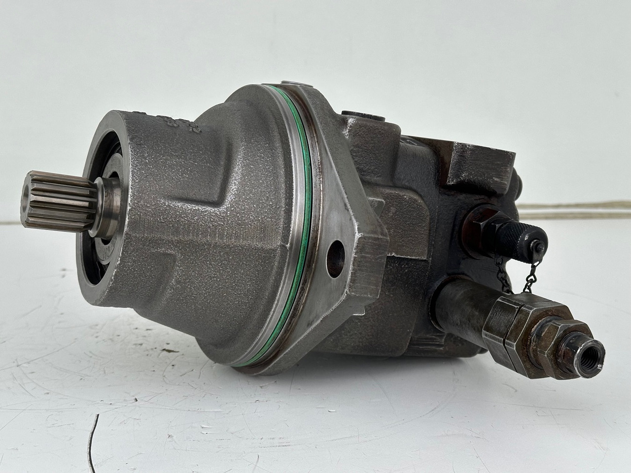Liebherr Original Hydraulikeinbaumotor FMF045. ID-Nr.12464105. SAT250/287. LH18M, LH22C, LH22M, LH24M, LH26EC, LH26EM, LH26M. #12464105.20985# - Reductor de giro para Maquinaria de construcción: foto 2 Liebherr Original Hydraulikeinbaumotor FMF045. ID-Nr.12464105. SAT250/287. LH18M, LH22C, LH22M, LH24M, LH26EC, LH26EM, LH26M. #12464105.20985# - Reductor de giro para Maquinaria de construcción: foto 2