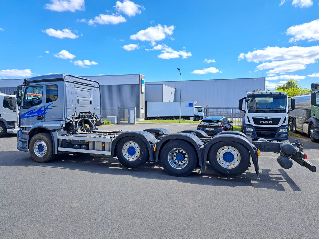 Mercedes Benz Actros 3243 8x2 1,2 & 4 Lenkachse, 2 & 4 Liftbar(Nr. 6051) - Camión chasis: foto 4 Mercedes Benz Actros 3243 8x2 1,2 & 4 Lenkachse, 2 & 4 Liftbar(Nr. 6051) - Camión chasis: foto 4