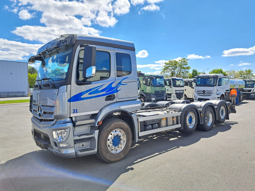 Mercedes Benz Actros 3243 8x2 1,2 & 4 Lenkachse, 2 & 4 Liftbar(Nr. 6051) - Camión chasis: foto 3 Mercedes Benz Actros 3243 8x2 1,2 & 4 Lenkachse, 2 & 4 Liftbar(Nr. 6051) - Camión chasis: foto 3