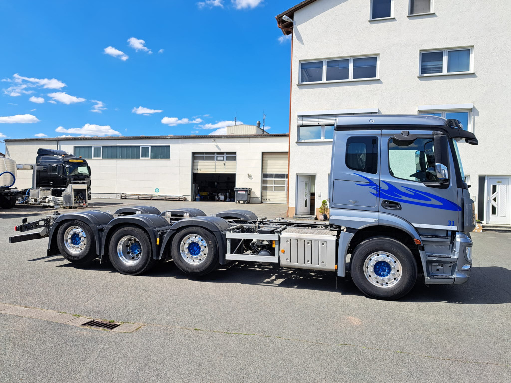 Mercedes Benz Actros 3243 8x2 1,2 & 4 Lenkachse, 2 & 4 Liftbar(Nr. 6051) - Camión chasis: foto 1 Mercedes Benz Actros 3243 8x2 1,2 & 4 Lenkachse, 2 & 4 Liftbar(Nr. 6051) - Camión chasis: foto 1
