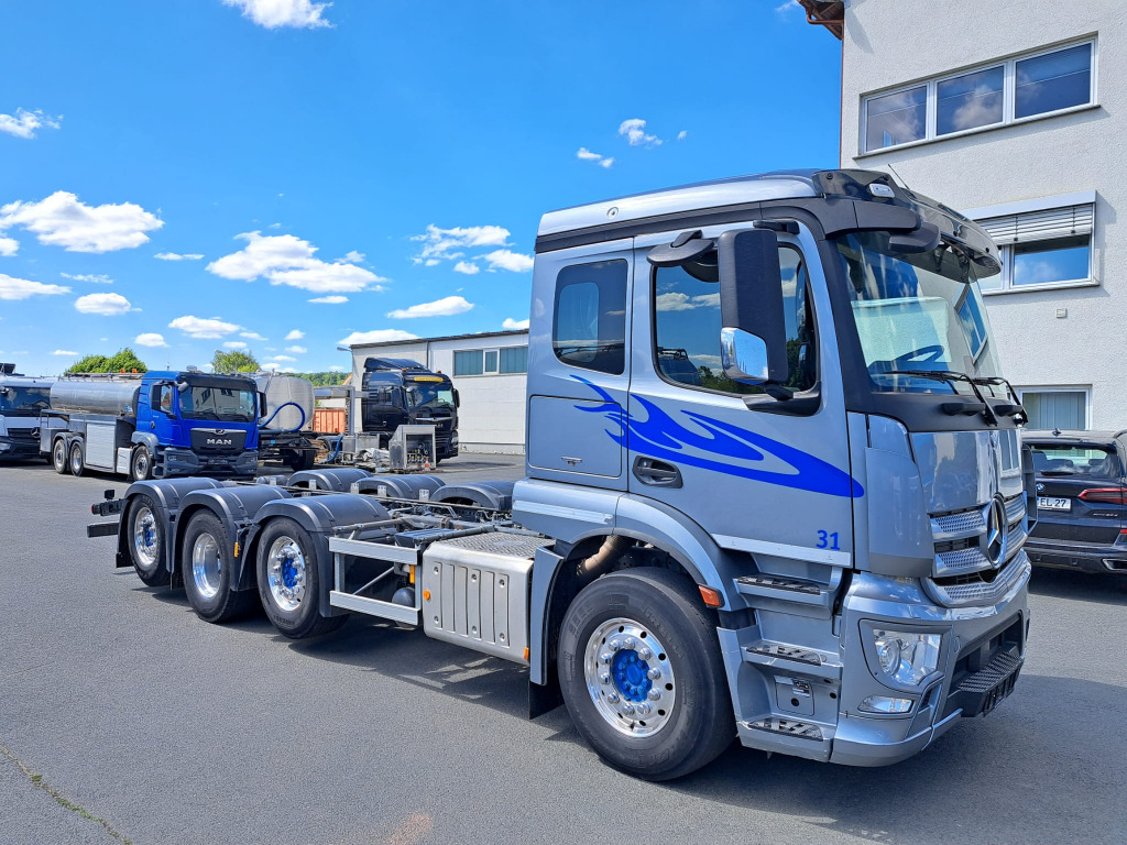 Mercedes Benz Actros 3243 8x2 1,2 & 4 Lenkachse, 2 & 4 Liftbar(Nr. 6051) - Camión chasis: foto 2 Mercedes Benz Actros 3243 8x2 1,2 & 4 Lenkachse, 2 & 4 Liftbar(Nr. 6051) - Camión chasis: foto 2