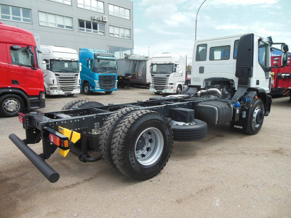 Iveco EUROCARGO ML 180E28/P, PTO - Camión chasis: foto 3 Iveco EUROCARGO ML 180E28/P, PTO - Camión chasis: foto 3
