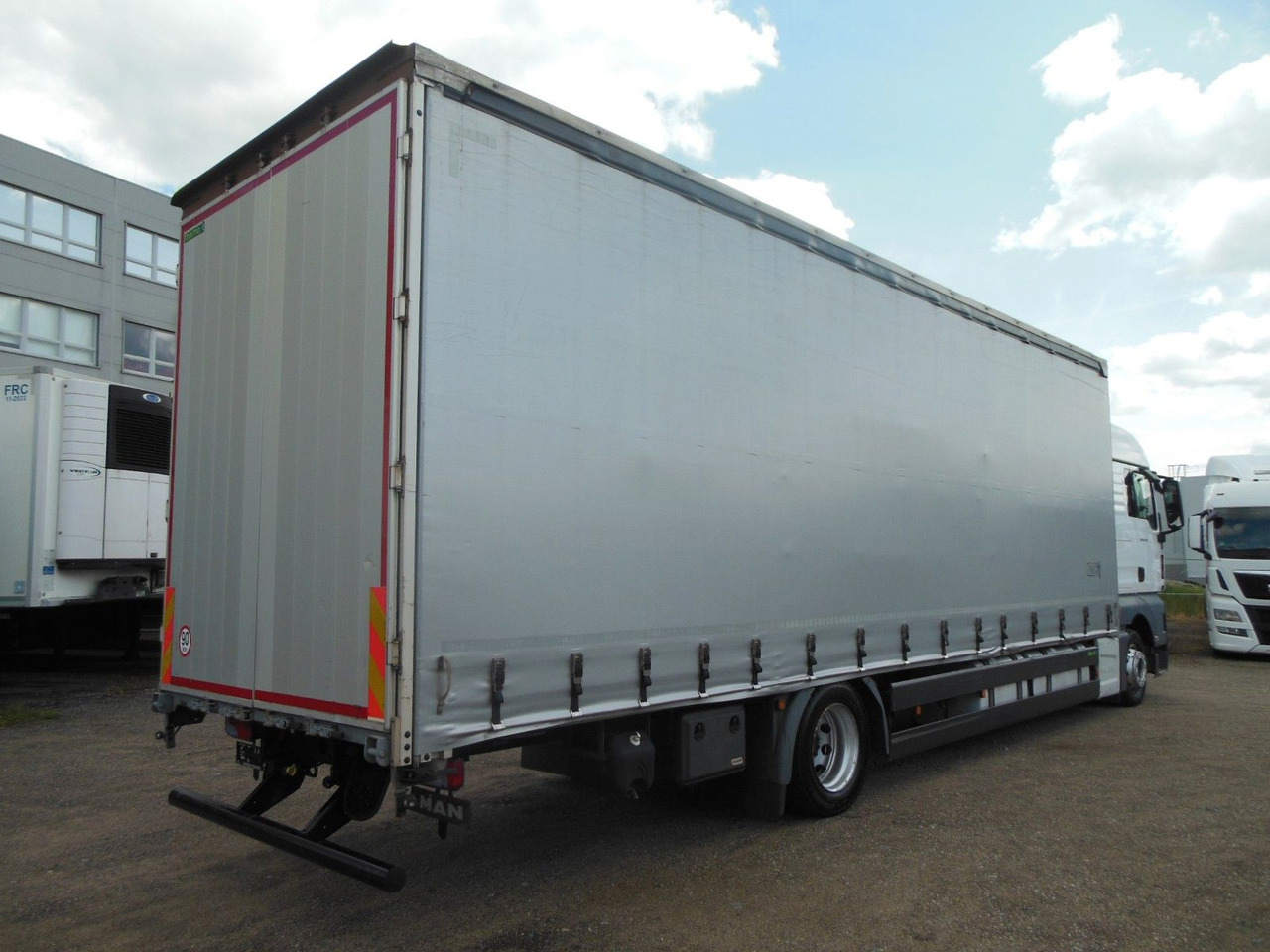 MAN TGX 18.460, XLX, VOLL LUFT, PRITSCHE 9,2M, TOP!! - Camión lona: foto 3 MAN TGX 18.460, XLX, VOLL LUFT, PRITSCHE 9,2M, TOP!! - Camión lona: foto 3