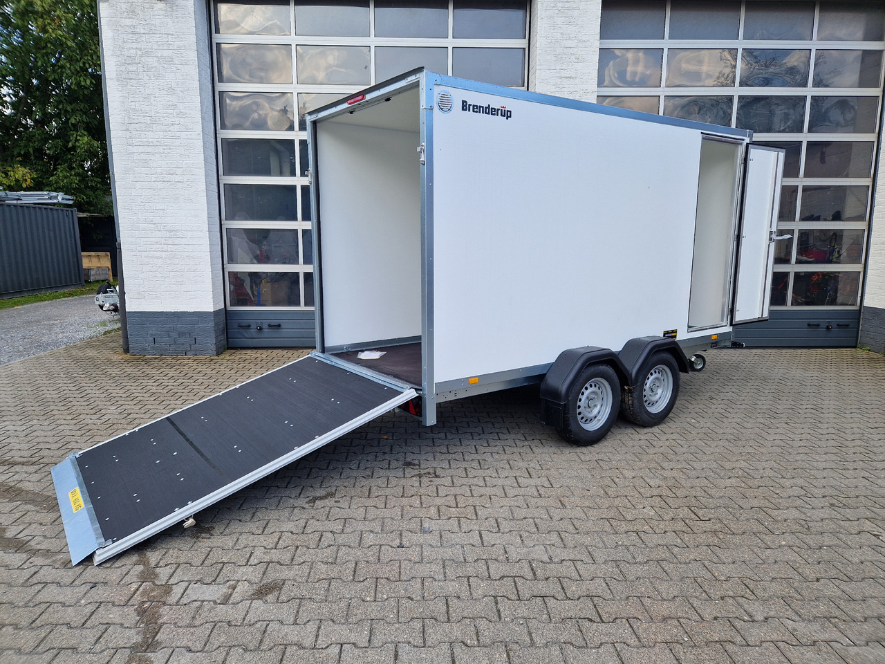 Brenderup Cargo Dynamic CD350 TB R ST 350x155x185cm Heckrampe Seitentür Wabenwände (L) 2500kg - Remolque para moto: foto 1 Brenderup Cargo Dynamic CD350 TB R ST 350x155x185cm Heckrampe Seitentür Wabenwände (L) 2500kg - Remolque para moto: foto 1